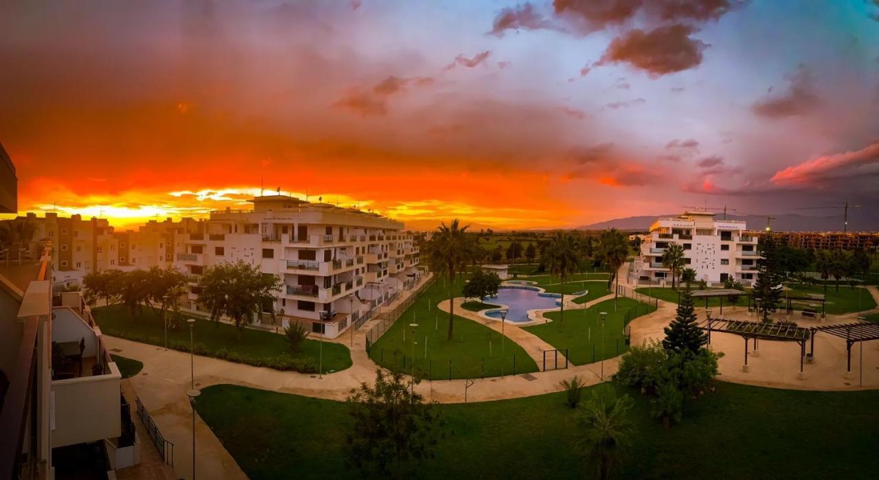 Bajo Puerta De Alcazaba Apartman Retamar  Kültér fotó